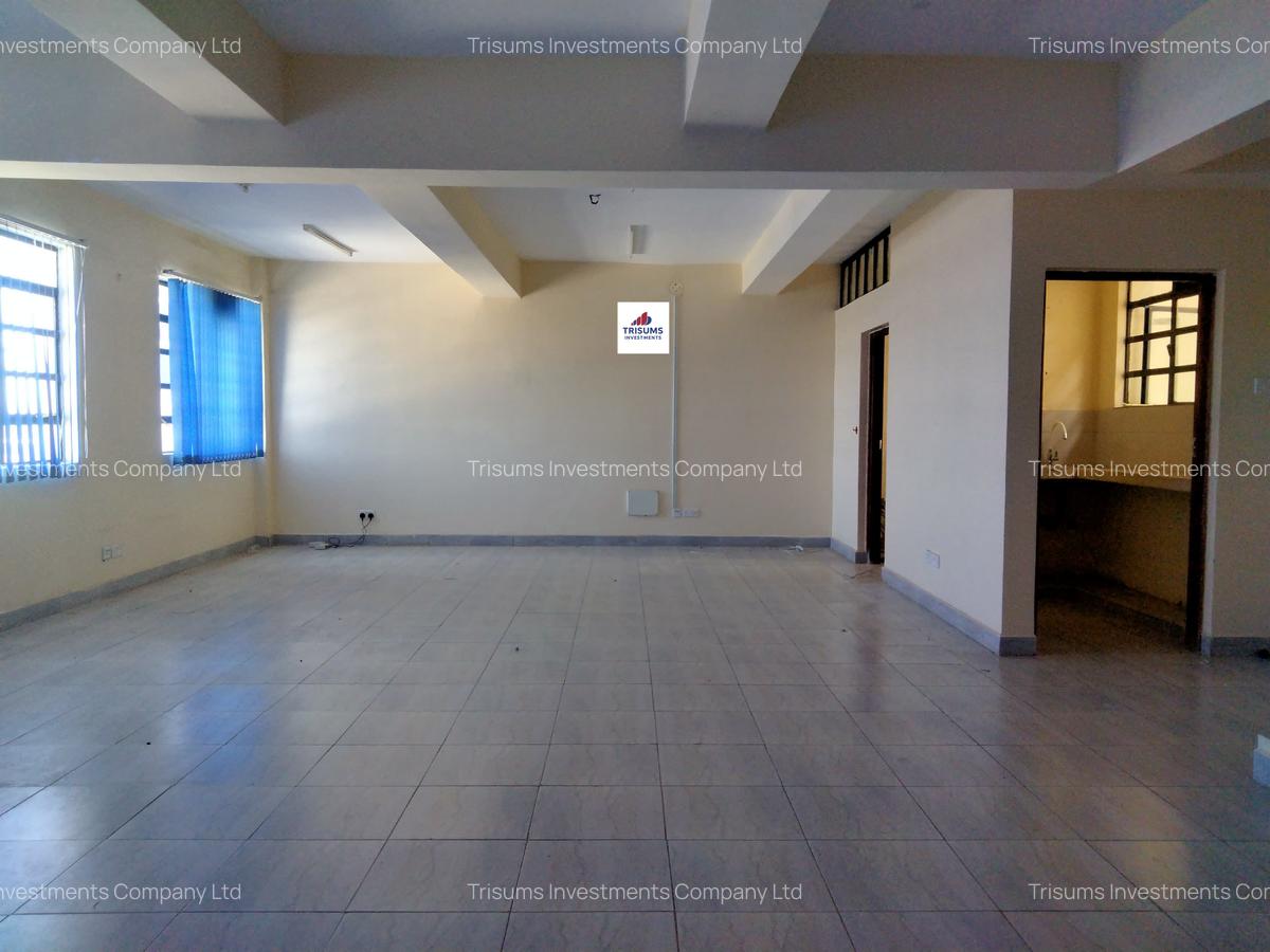 7,450 ft² Warehouse with Fibre Internet in Industrial Area - 11