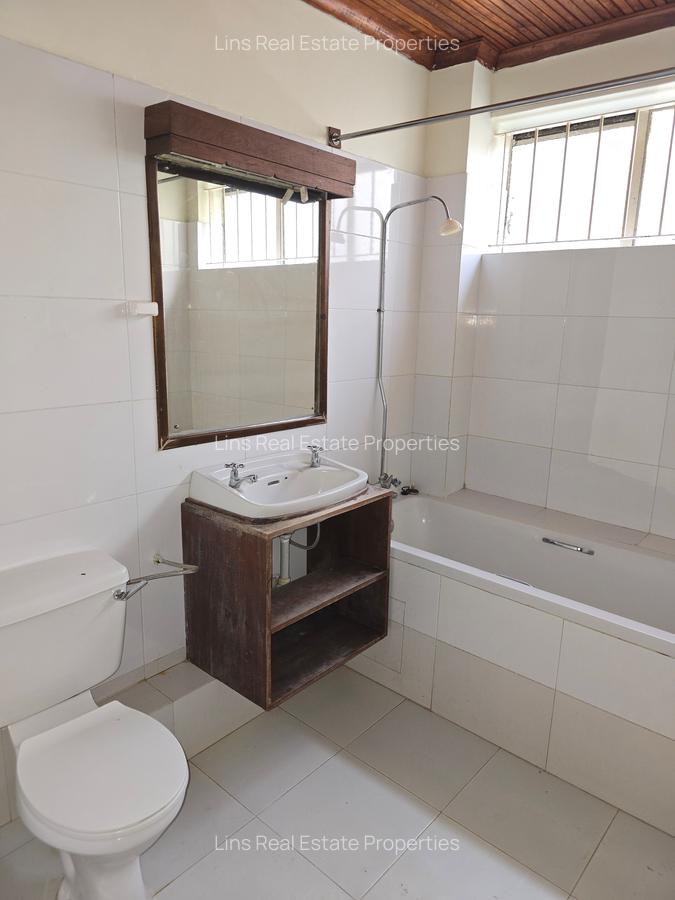 4 Bed Townhouse with En Suite in Spring Valley - 15
