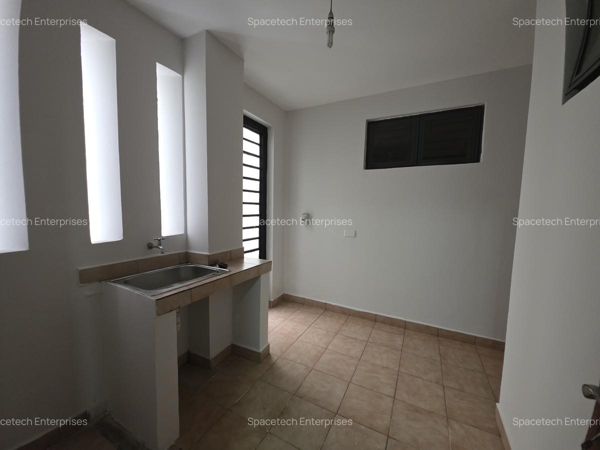 5 Bed Townhouse with En Suite in Spring Valley - 17