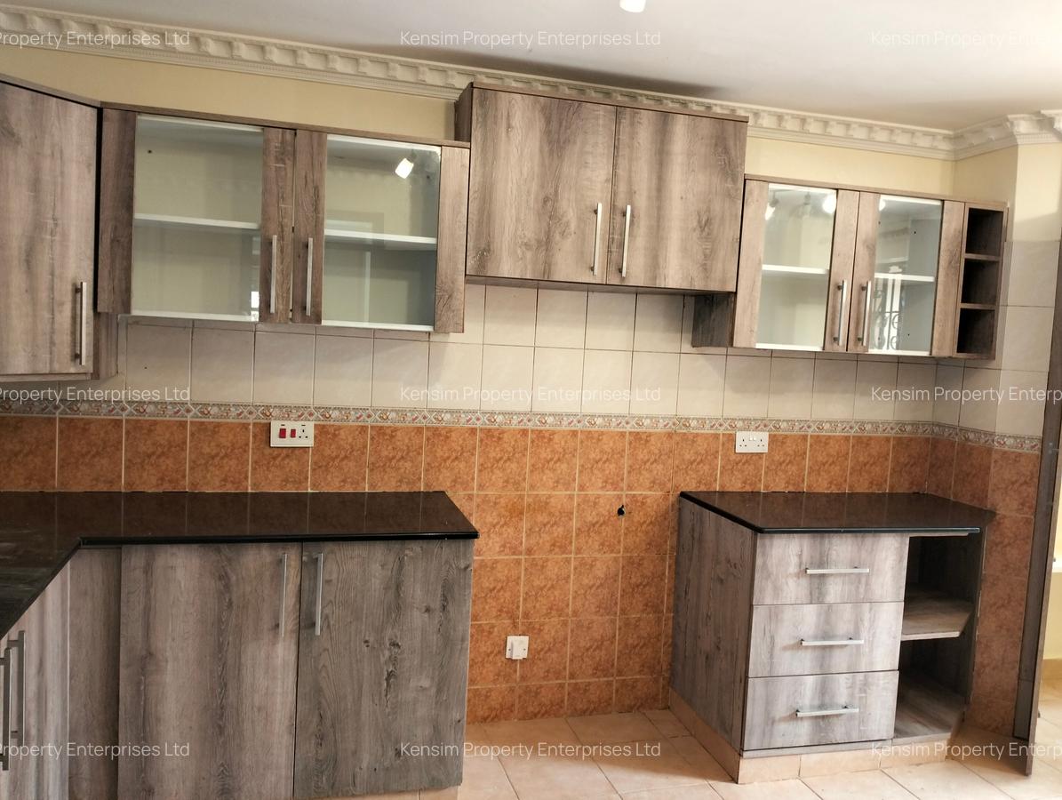 5 Bed Townhouse with En Suite in Lavington - 3