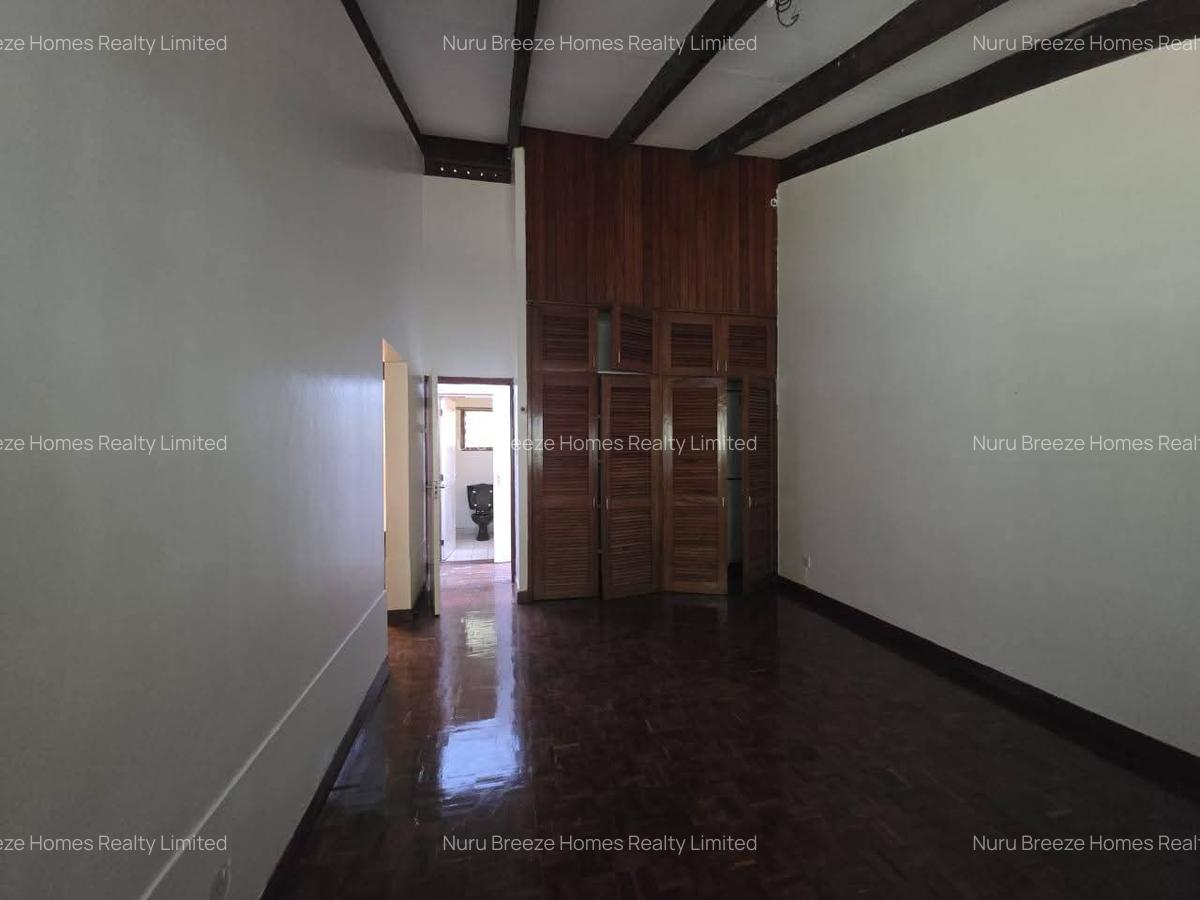 4 Bed House with En Suite in Lake View - 11