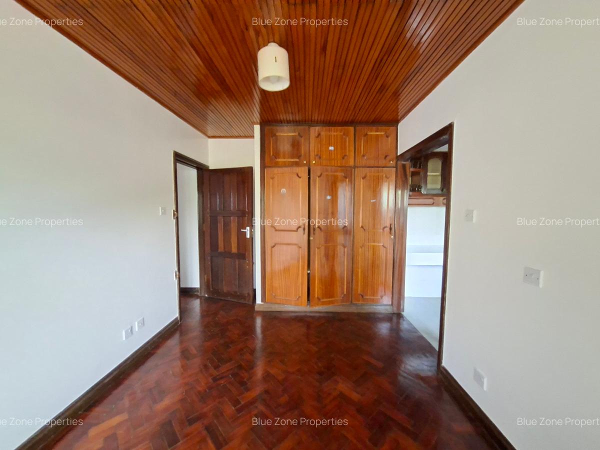 5 Bed House with En Suite at Close To Un - 13