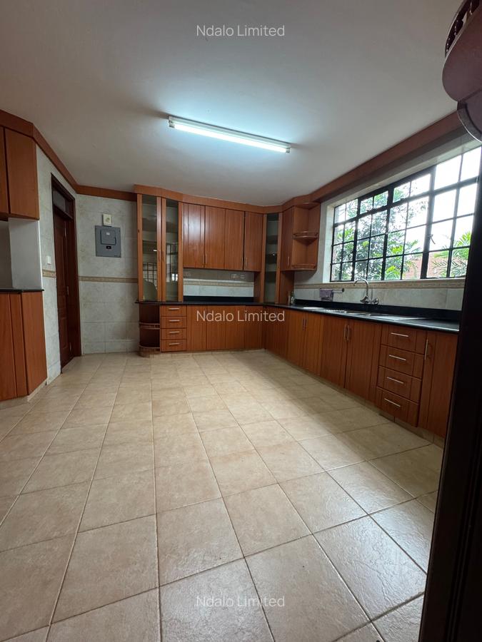 5 Bed Townhouse with En Suite at Lavington - 4
