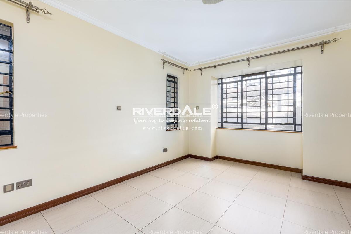 4 Bed Apartment with En Suite in Parklands - 12
