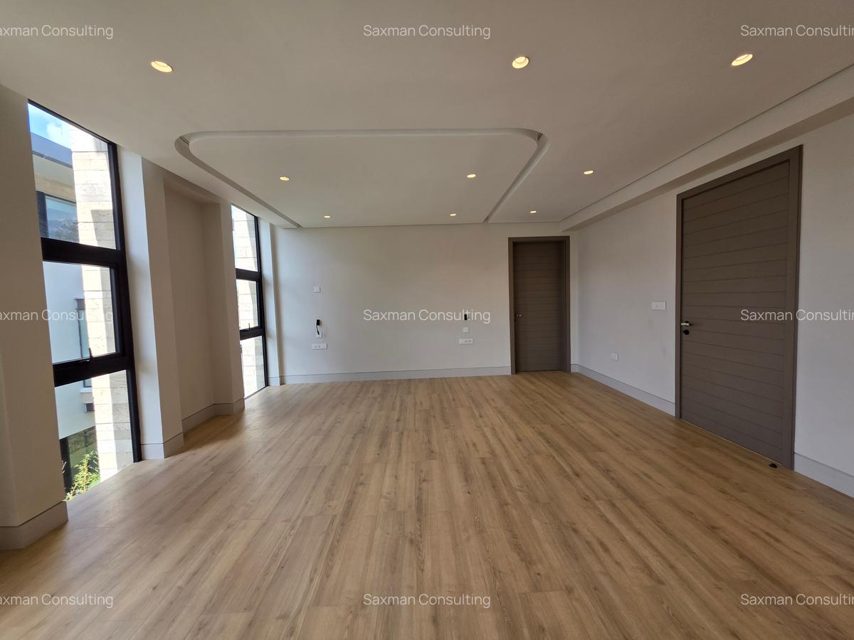 5 Bed House with En Suite in Brookside - 1