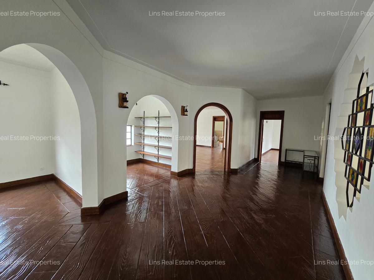 5 Bed House with En Suite in Nyari - 12