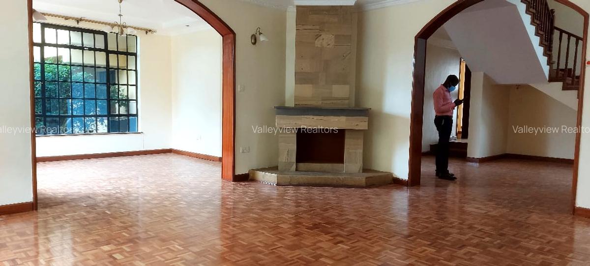 4 Bed Townhouse with En Suite at Lavington - 2