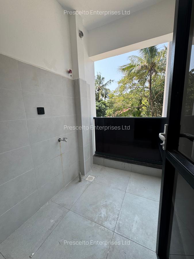 3 Bed Apartment with En Suite at Off Links Road - 14