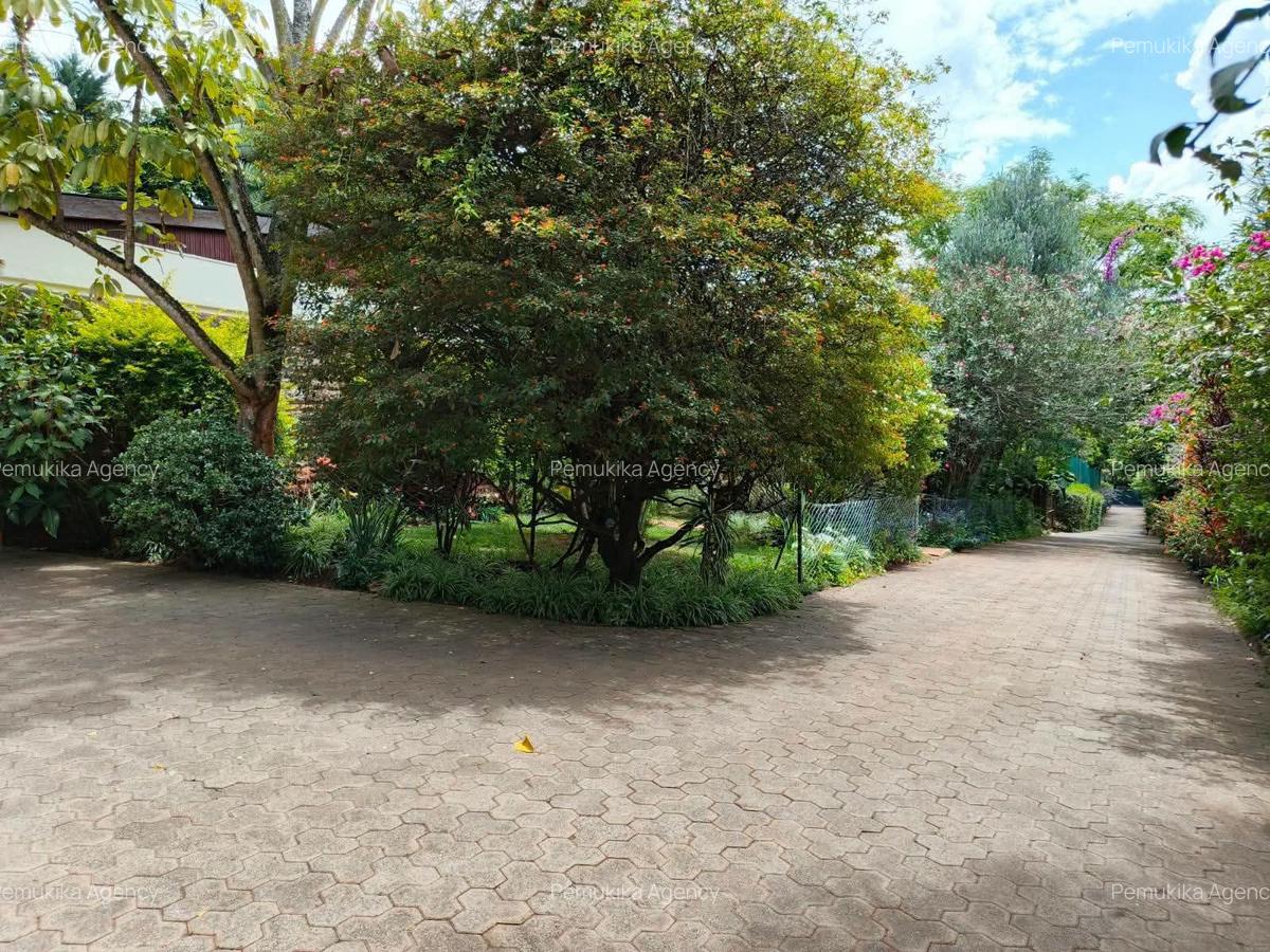 3 Bed House with En Suite in Lavington - 1