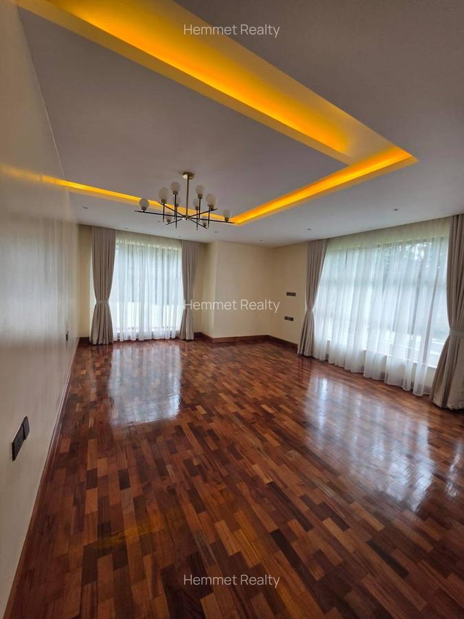 4 Bed House with En Suite in Rosslyn - 8