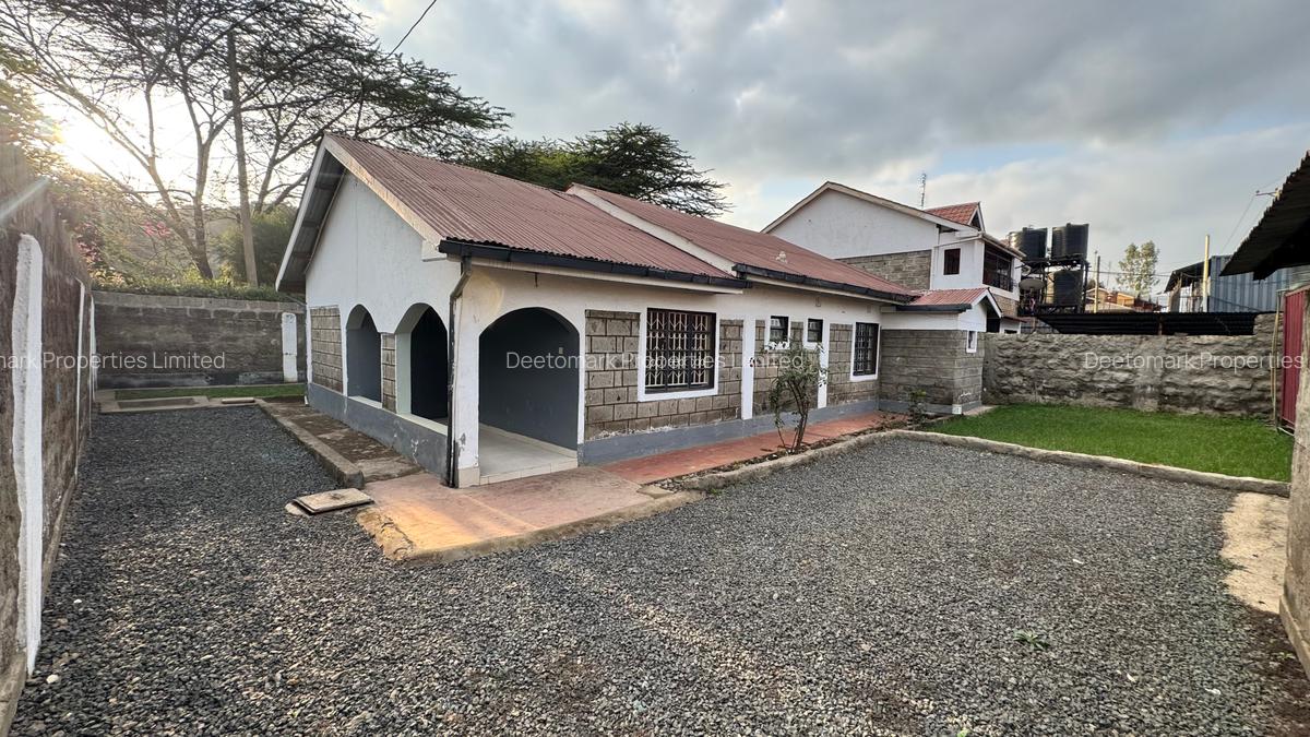 4 Bed House with En Suite at Karen End - 1