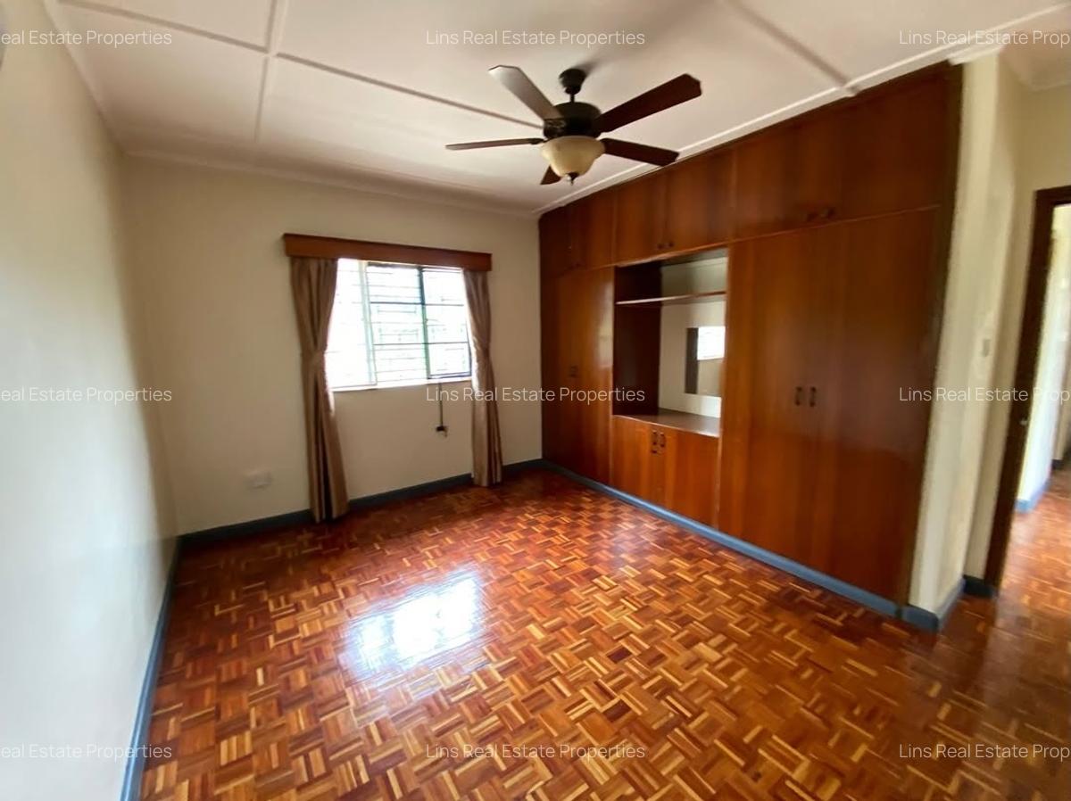 5 Bed House with En Suite in Runda - 12