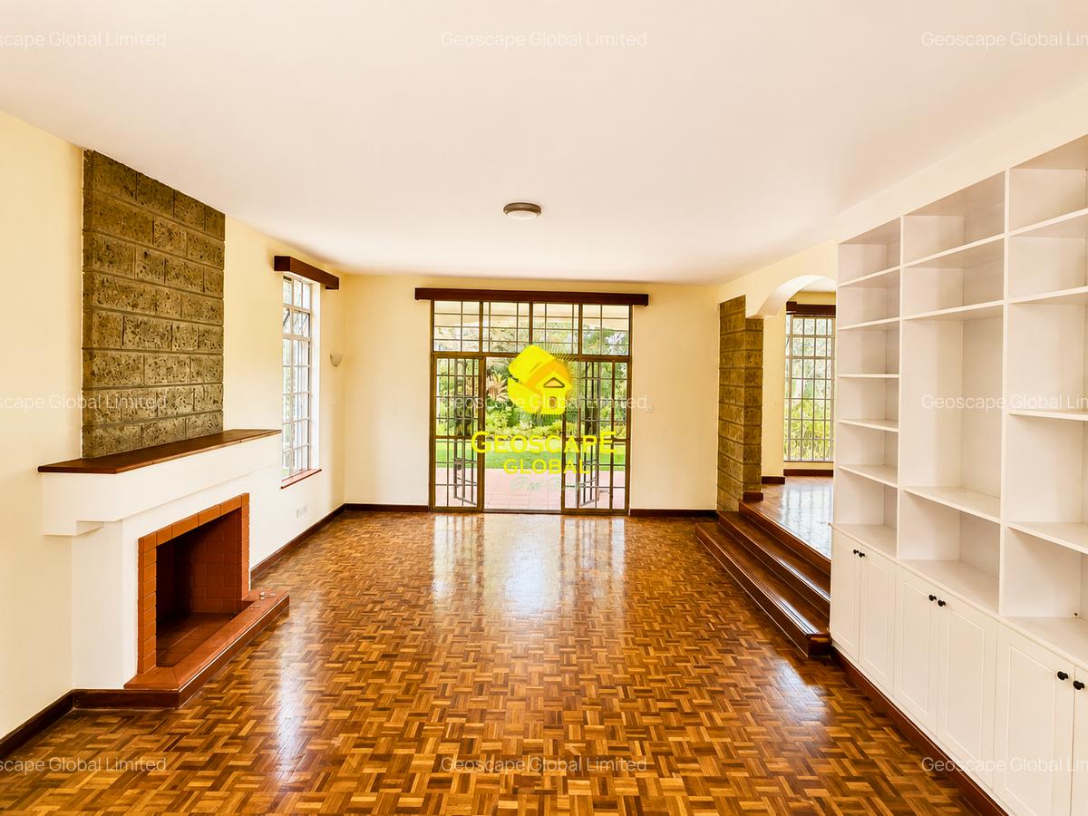 4 Bed House with En Suite in Rosslyn - 2