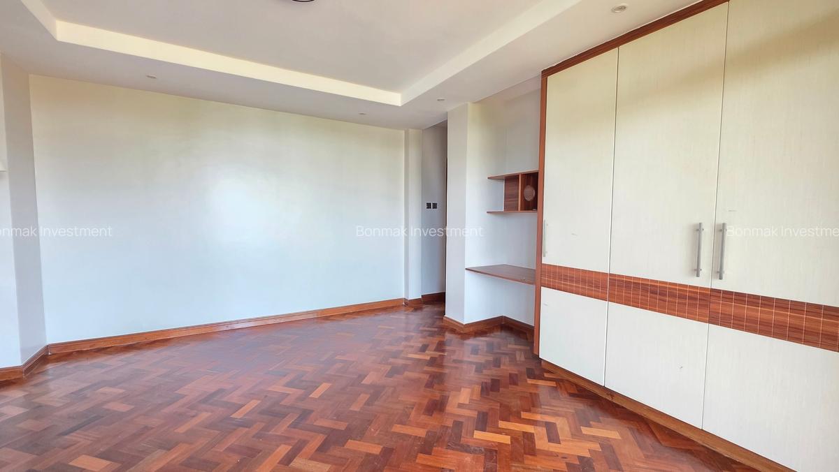 4 Bed Apartment with En Suite at Riverside Drive - 12