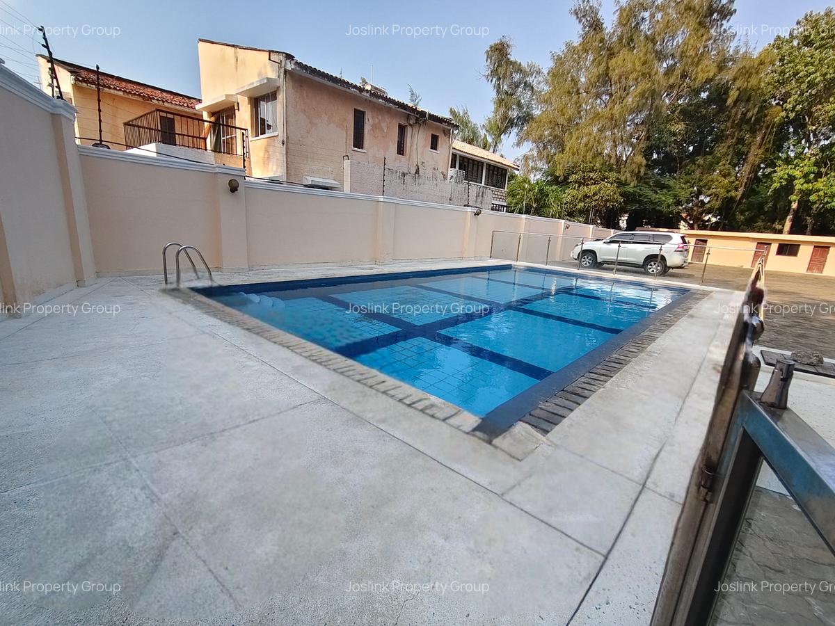 3 Bed Apartment with En Suite at Greenwood Drive - 4