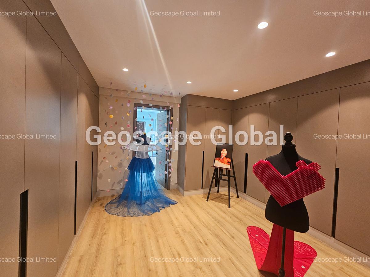 5 Bed Townhouse with En Suite in Brookside - 8