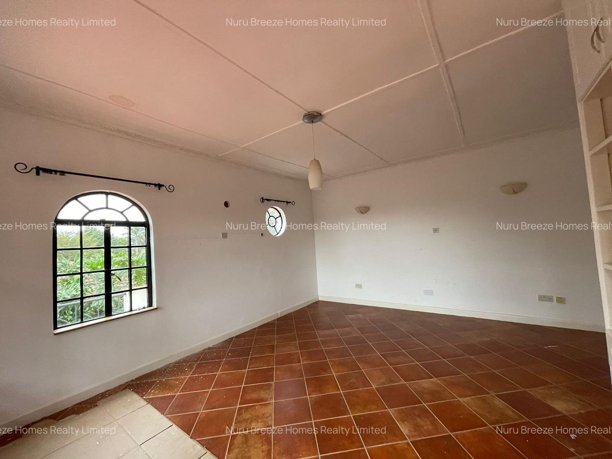 5 Bed House with En Suite in Runda - 14