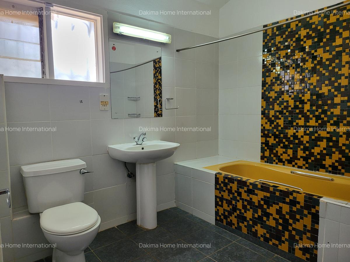 4 Bed House with En Suite in Hill View - 12