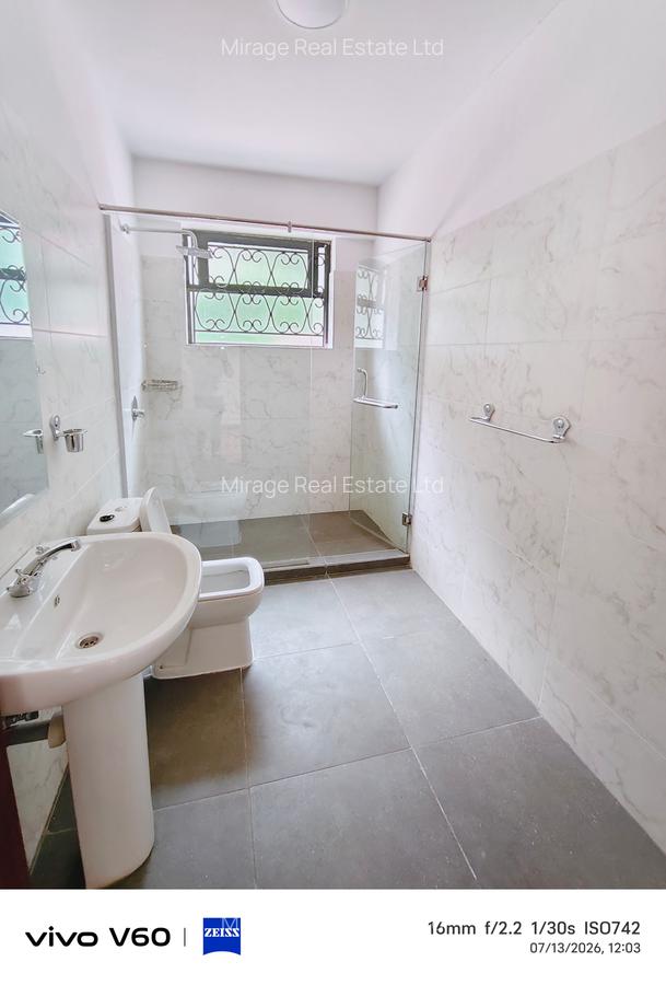 6 Bed House with En Suite in Nyari - 9
