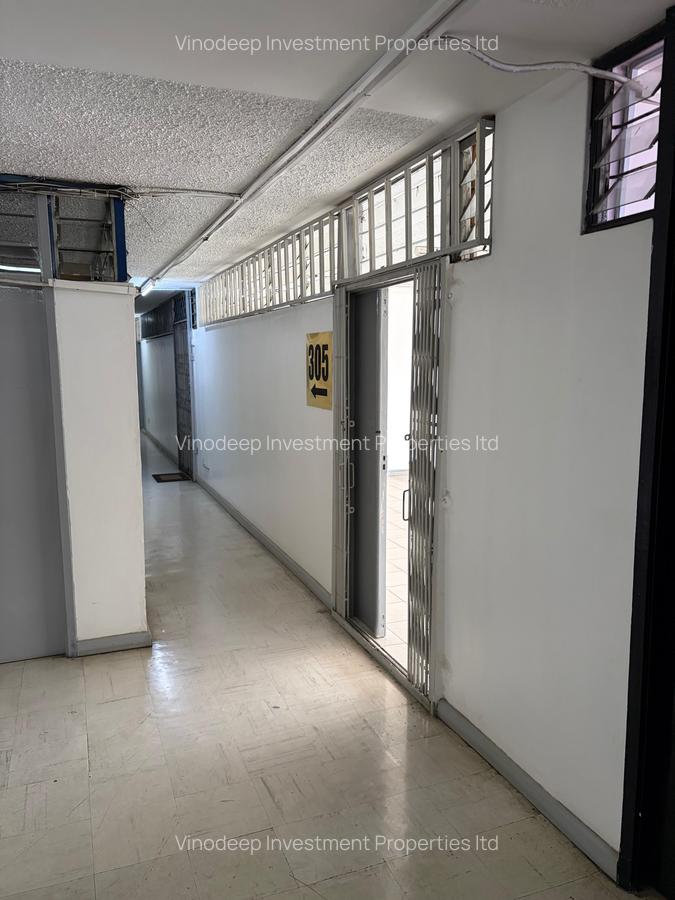 600 ft² Commercial Property with Service Charge Included at Baricho Road - 4