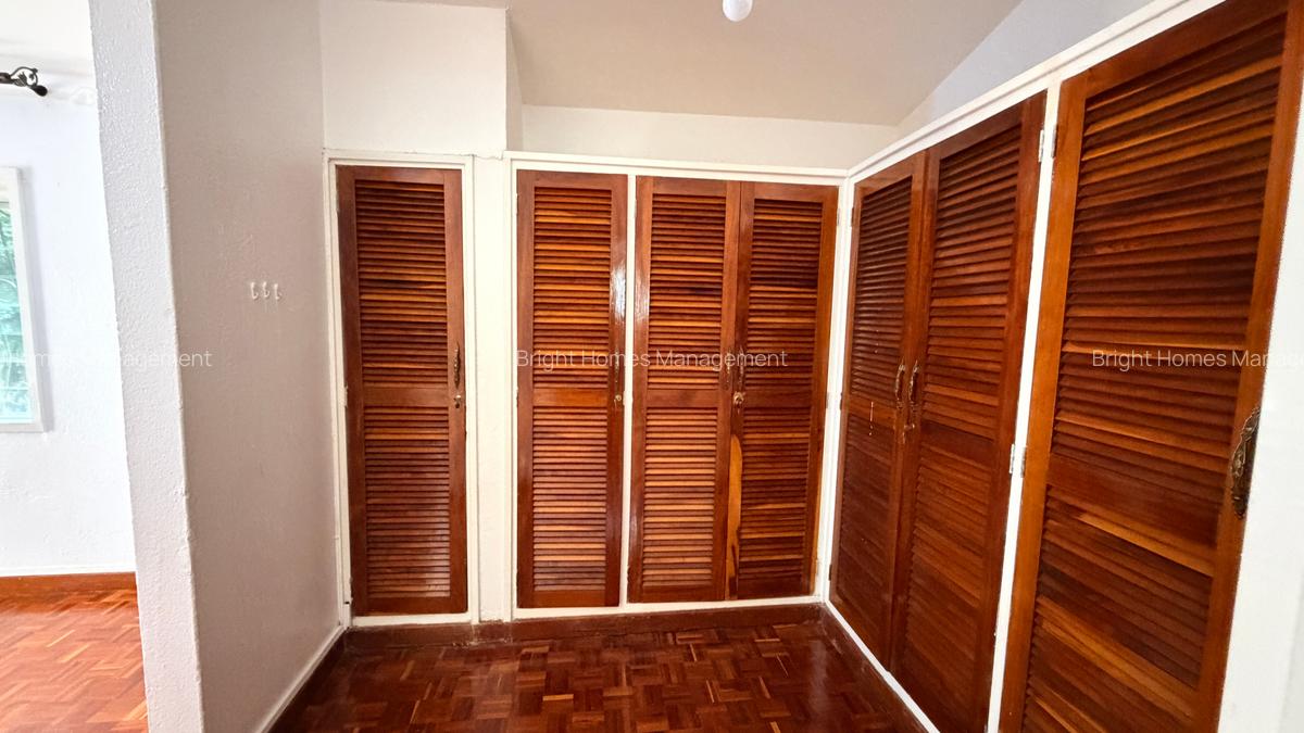 4 Bed Villa with En Suite in Hill View - 15