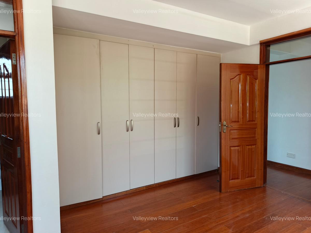 5 Bed Townhouse with En Suite at Lavington - 6