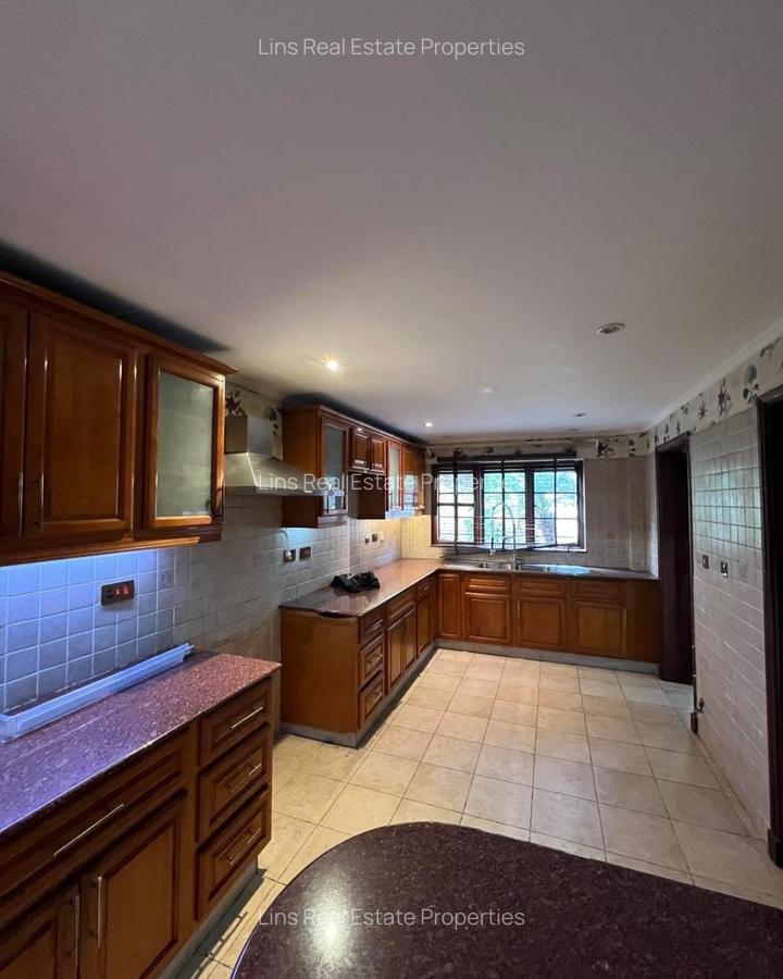 4 Bed Townhouse with En Suite in General Mathenge - 3