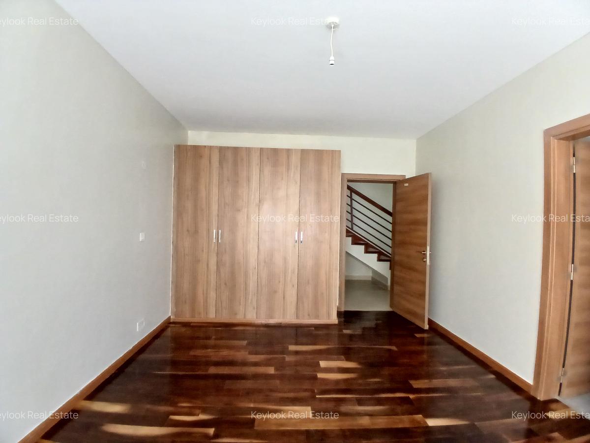5 Bed Townhouse with En Suite at Lavington Green - 16
