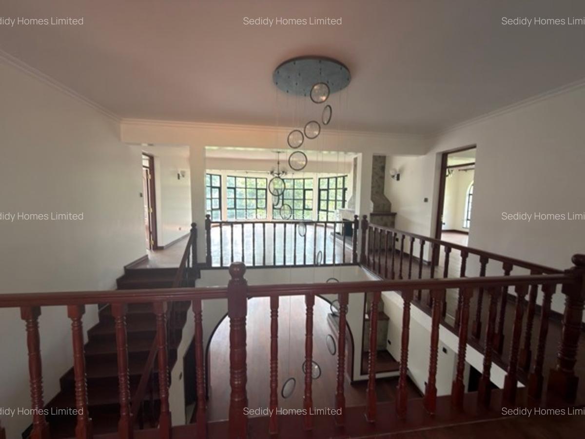 5 Bed House with En Suite in Ridgeways - 3