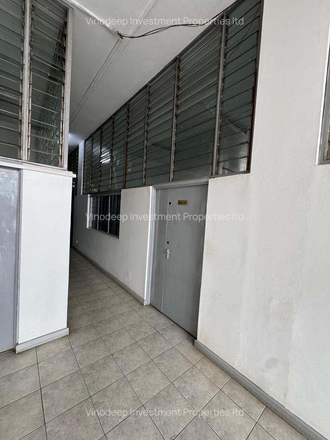 880 ft² Commercial Property with Service Charge Included at Baricho Road - 2