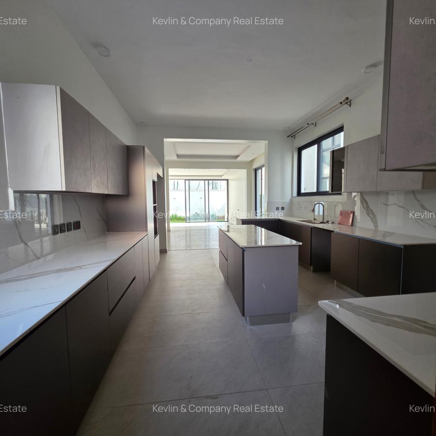 5 Bed Townhouse with En Suite in Lavington - 6