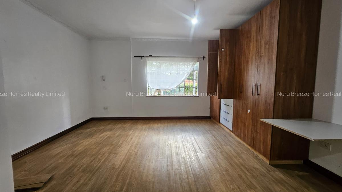 5 Bed House with En Suite in Runda - 12