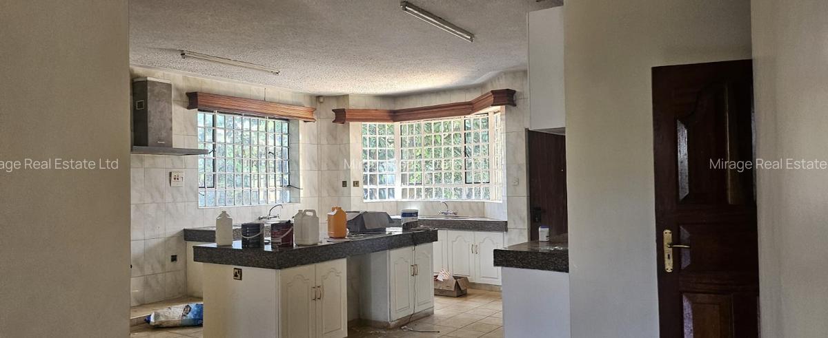 5 Bed House with En Suite in Runda - 2