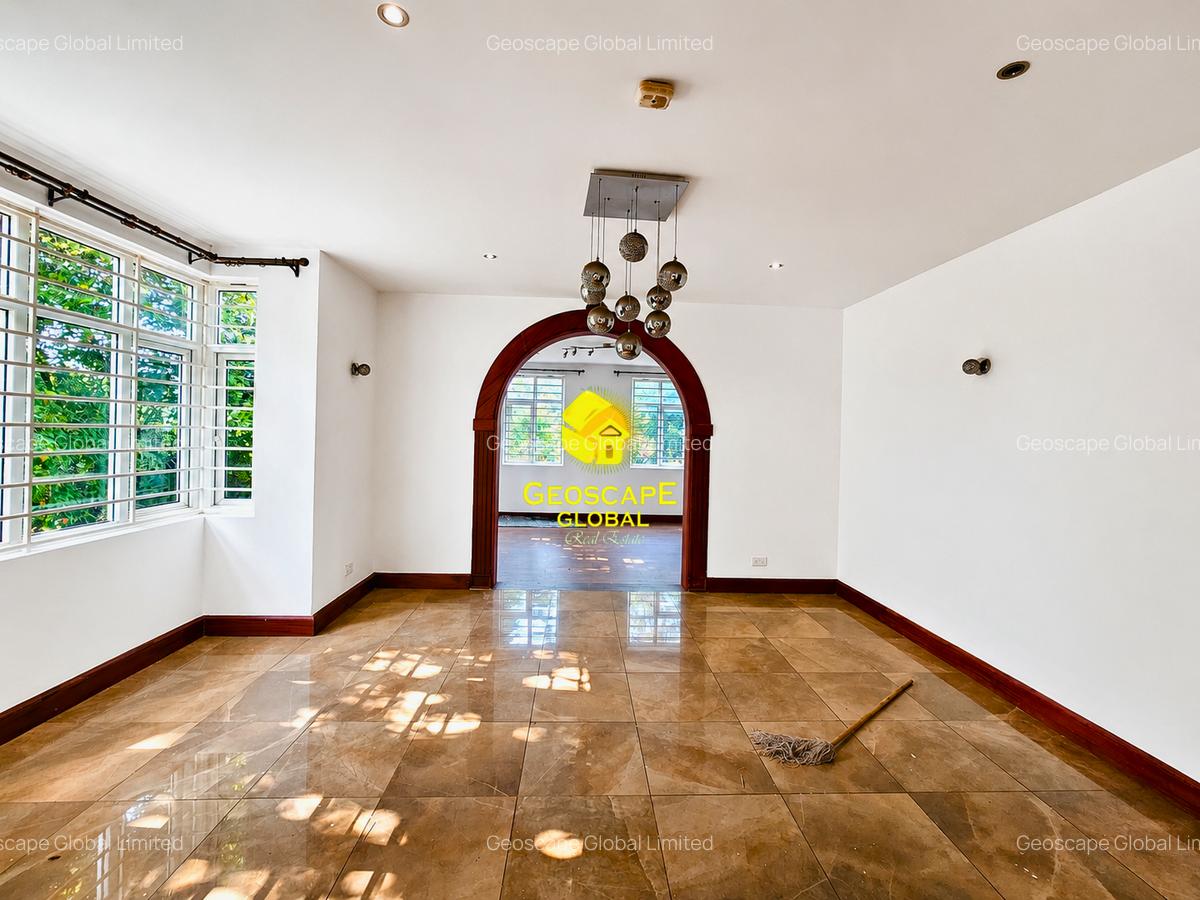 5 Bed House with En Suite in Rosslyn - 3