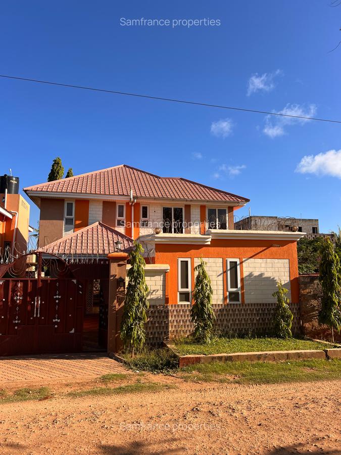 4 Bed House with En Suite at Coca-Cola - 3