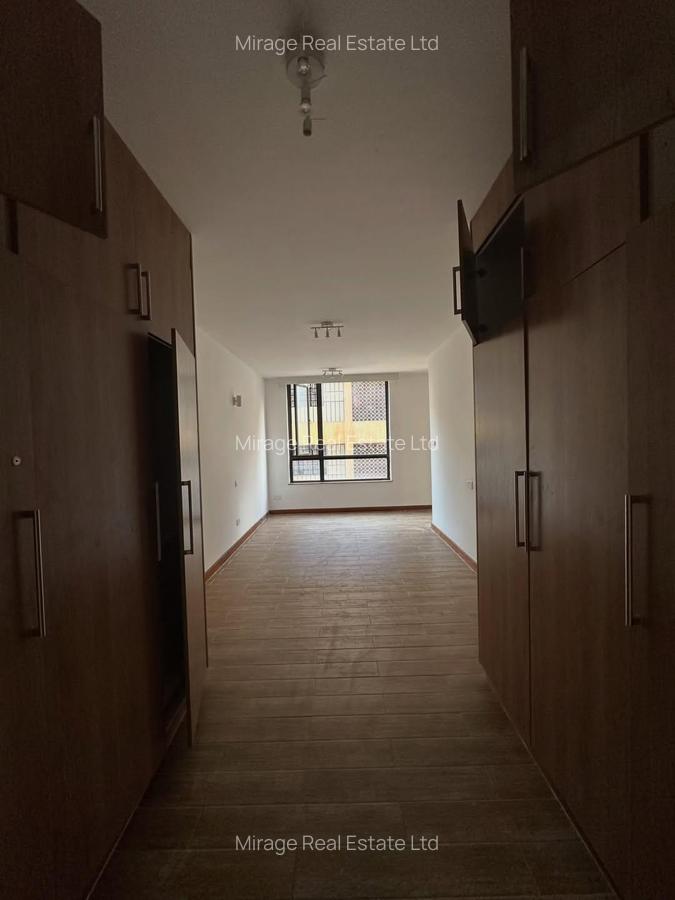 1 Bed Apartment with Swimming Pool in Dennis Pritt - 3