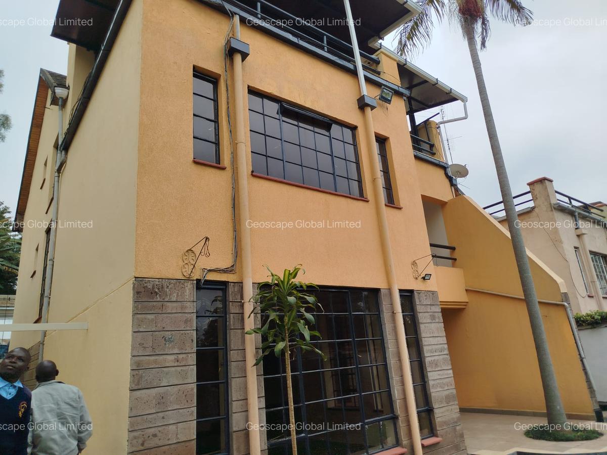 5 Bed House with En Suite in Lavington - 1