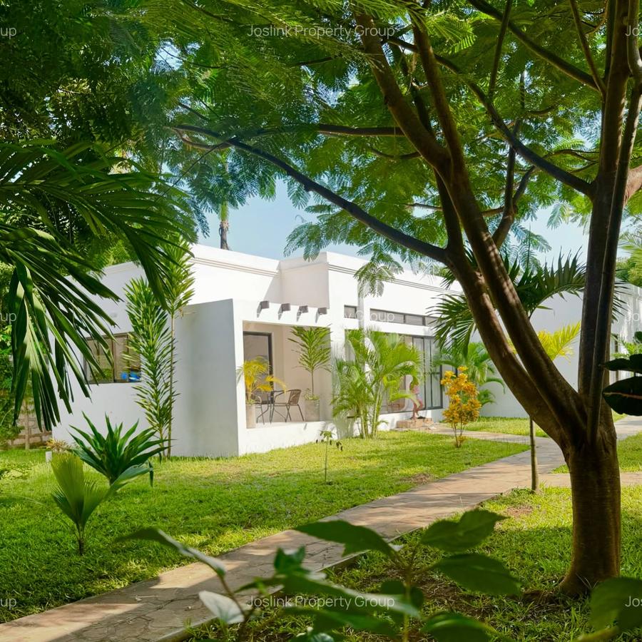 5 Bed Townhouse with En Suite at Greenwood Drive - 4