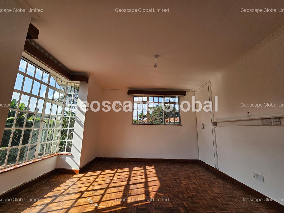 4 Bed House with En Suite in Rosslyn - 8