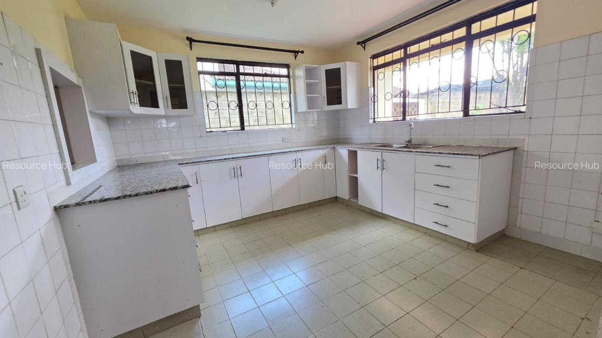 4 Bed House with En Suite at Mountain View - 6