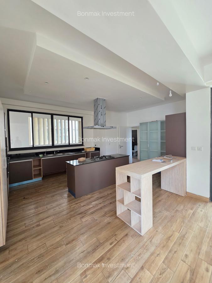 4 Bed Apartment with En Suite at Riverside Drive - 5