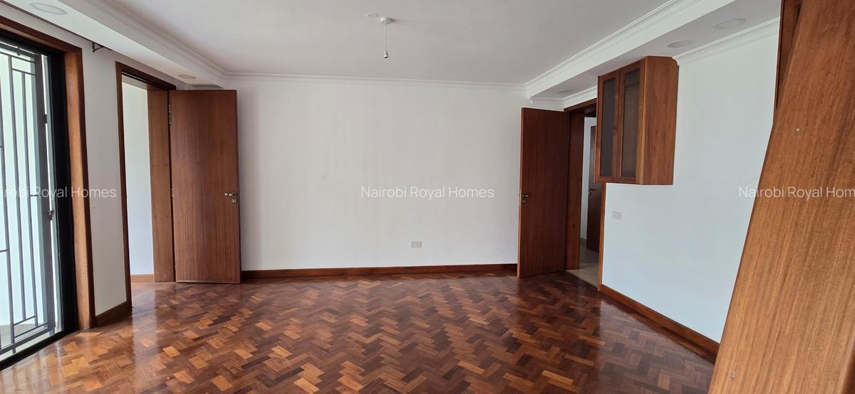 6 Bed House with En Suite at Lavington Green - 6