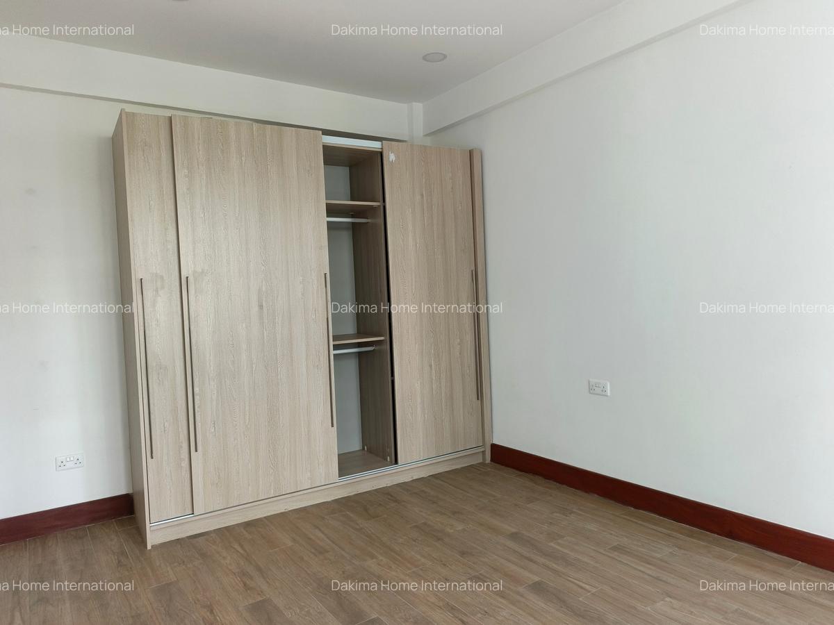 4 Bed Apartment with En Suite in Parklands - 8