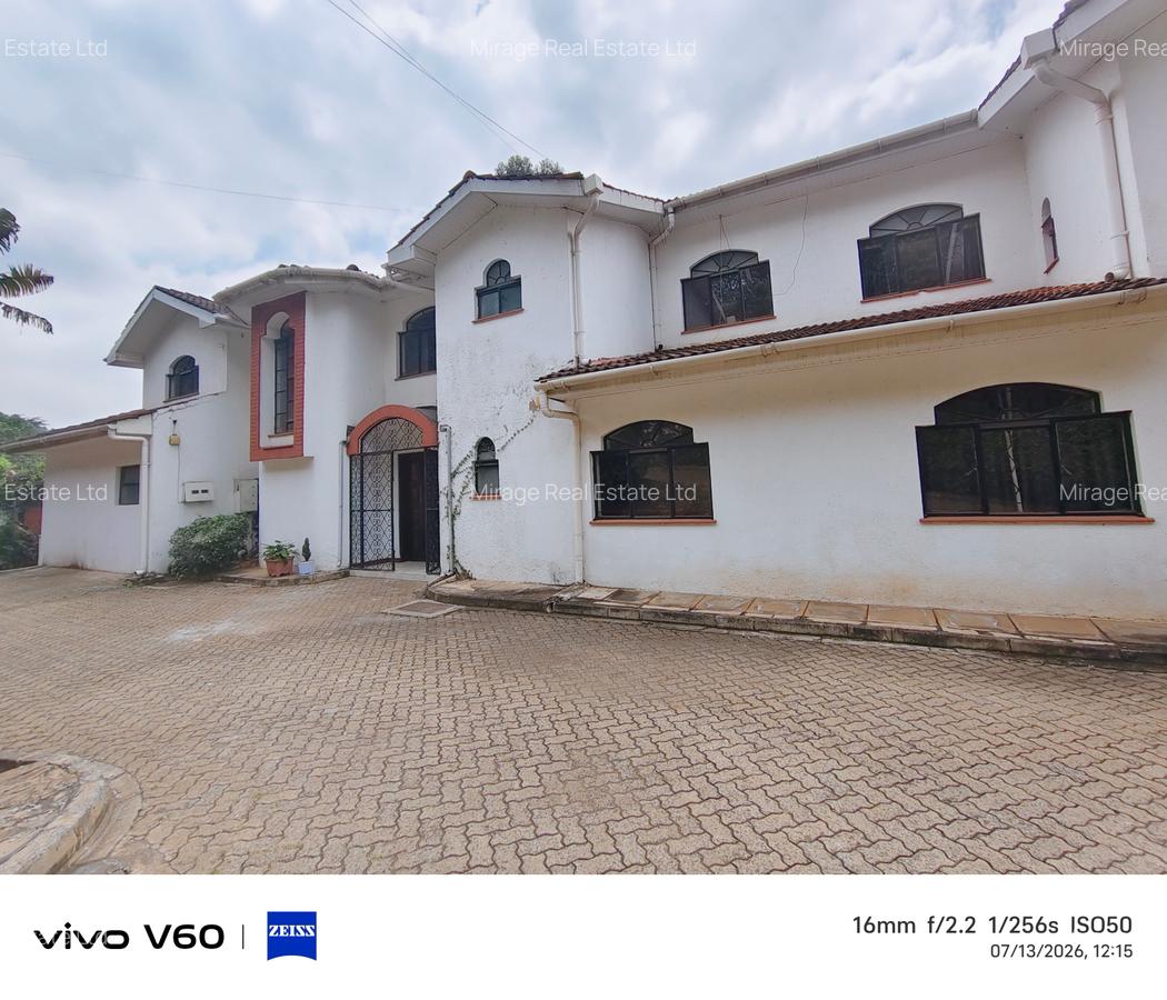 6 Bed House with En Suite in Nyari - 2