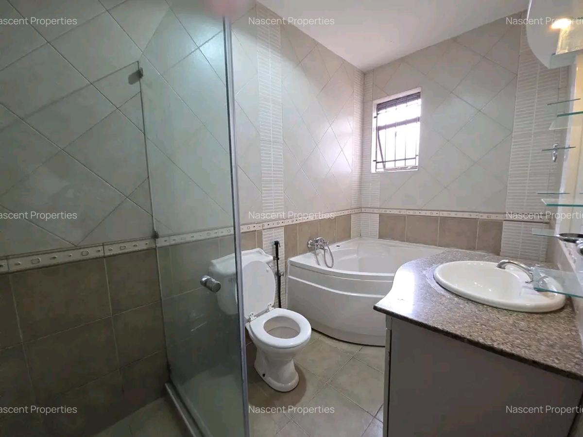 4 Bed House with En Suite at Grevillea - 5