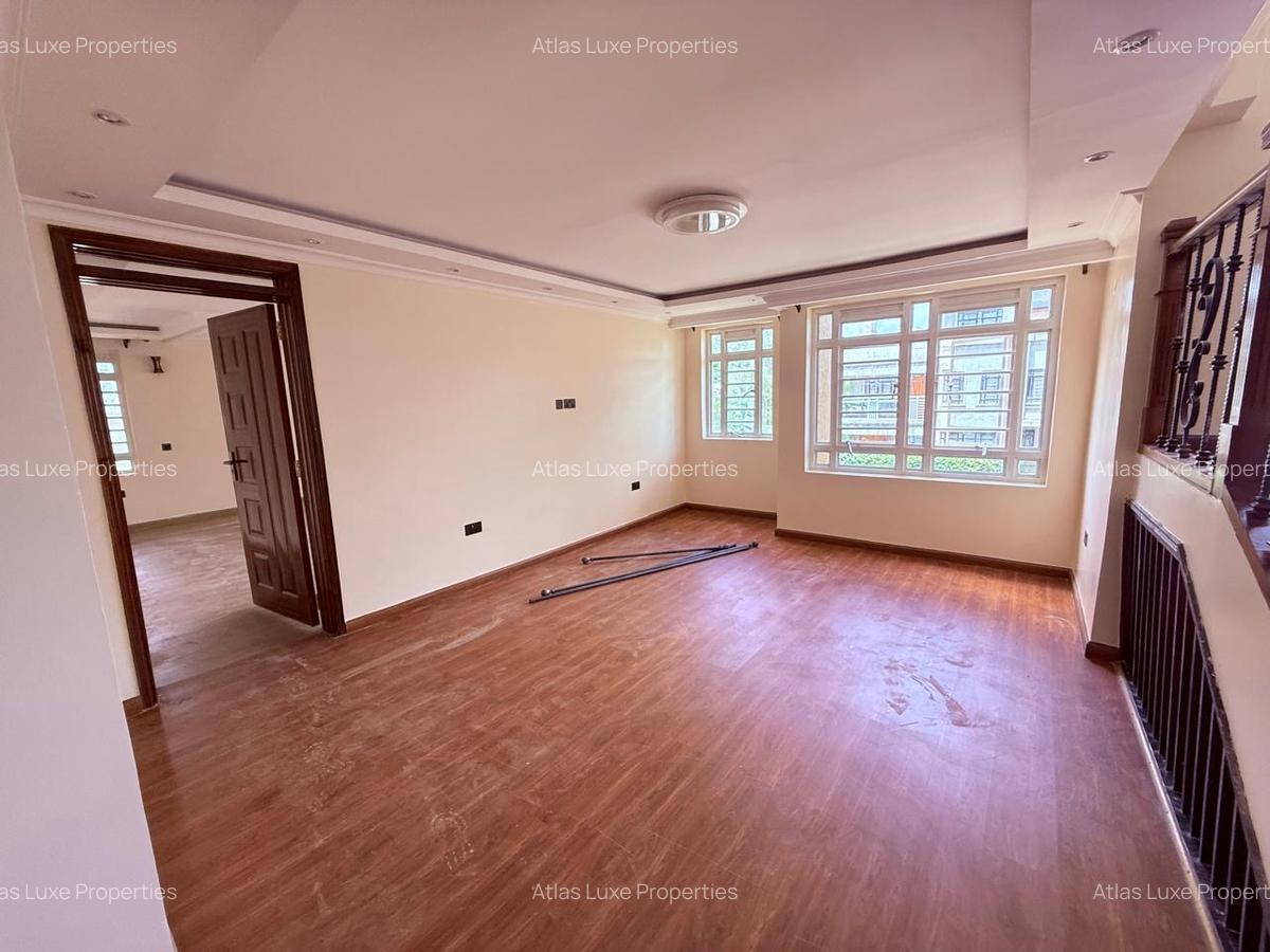 5 Bed Townhouse with En Suite in Ridgeways - 6