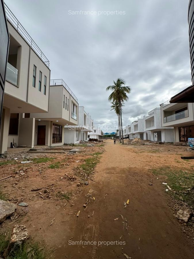 3 Bed Villa with Swimming Pool at Coca-Cola - 2