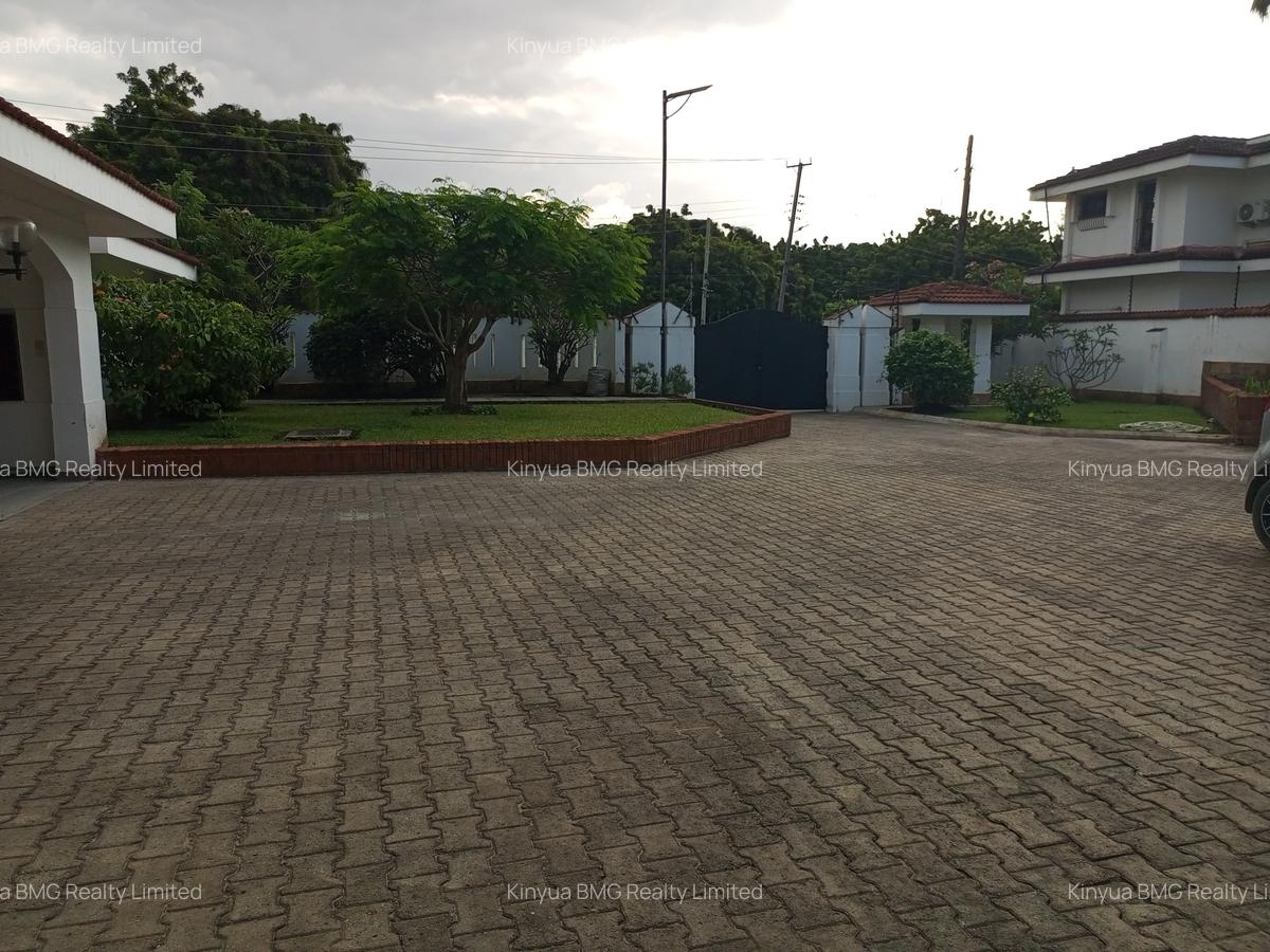 5 Bed Townhouse with En Suite in Nyali Area - 2