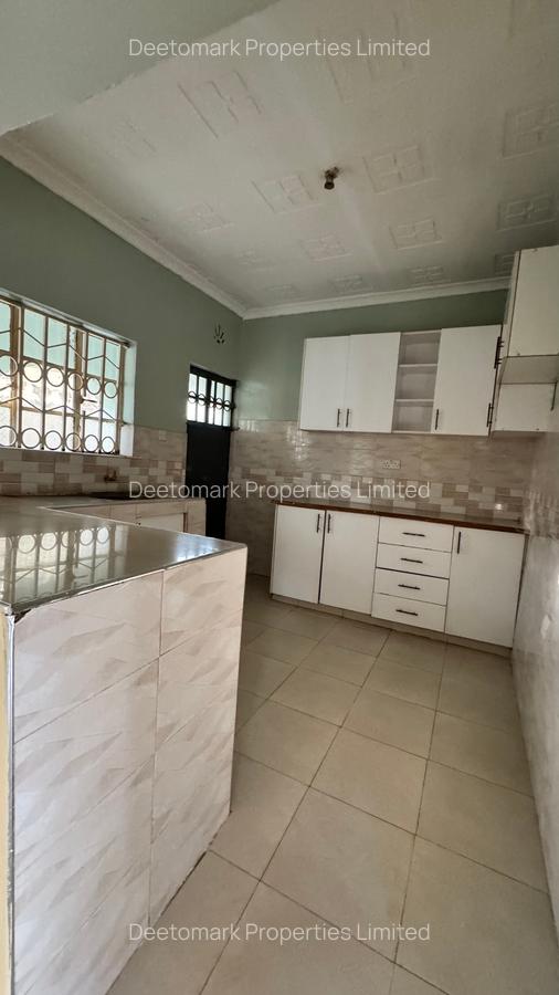 4 Bed House with En Suite at Karen End - 9