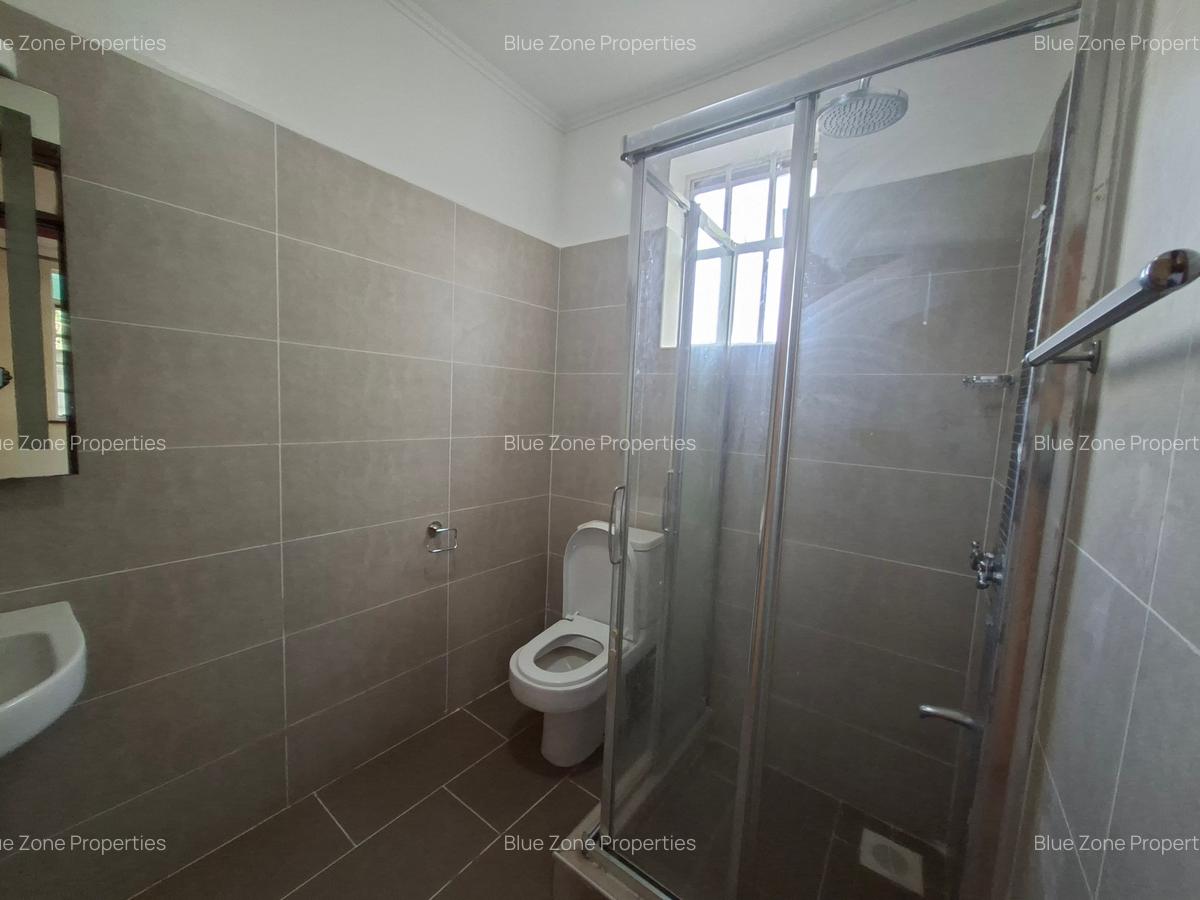 5 Bed House with En Suite at Close To Un - 9